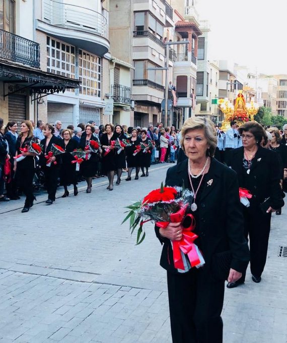 Los vecinos de Almassora llenan de flores a la patrona