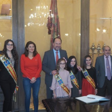 El Ayuntamiento de Orihuela recibe a las Reinas y Damas de Honor 2018 del municipio