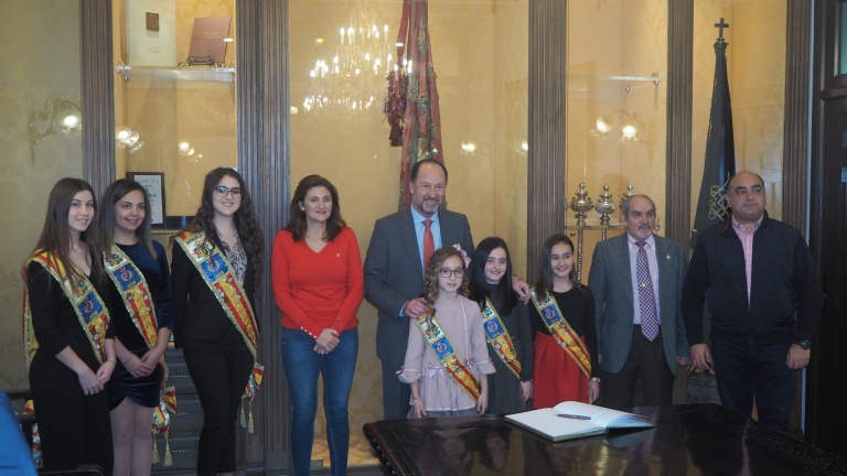 El Ayuntamiento de Orihuela recibe a las Reinas y Damas de Honor 2018 del municipio