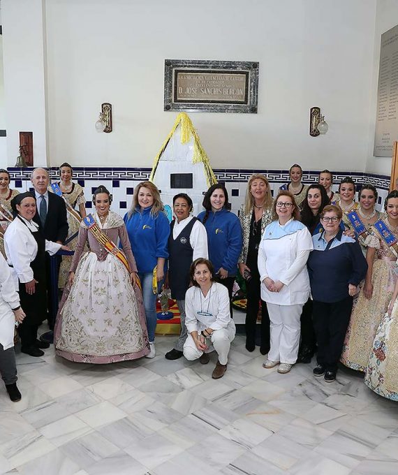 La Fallera Major de València i la seua Cort visiten la Casa Caridad