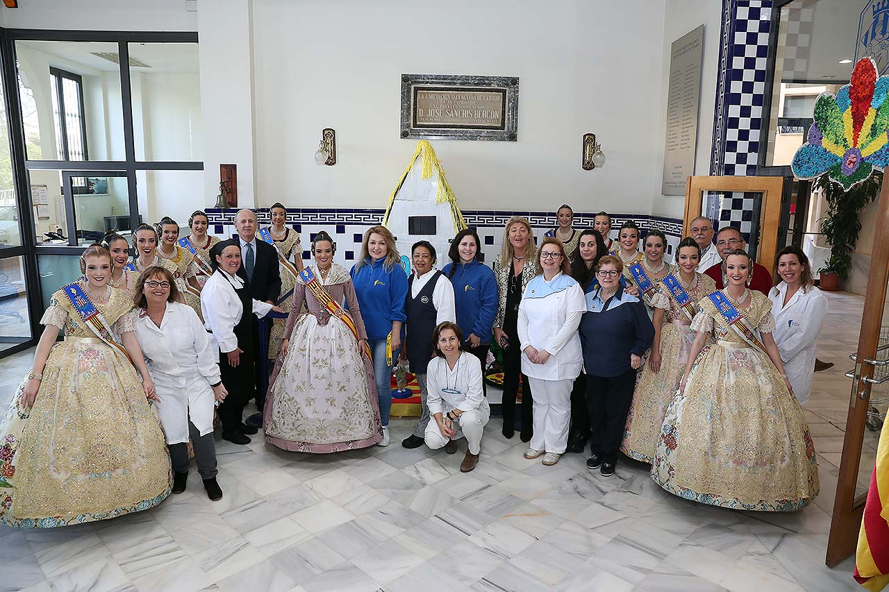 La Fallera Major de València i la seua Cort visiten la Casa Caridad