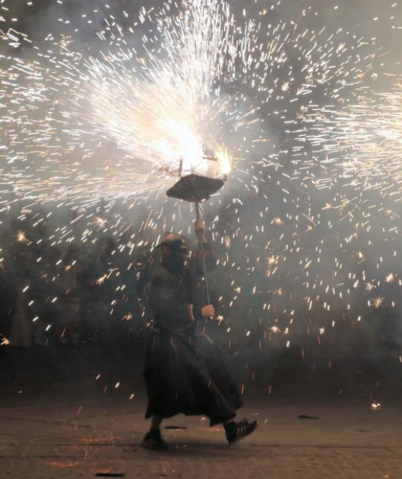 Torrent celebra un carnaval que plena els carrers de llum i foc