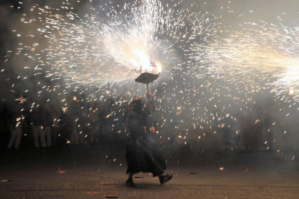 Torrent celebra un carnaval que plena els carrers de llum i foc